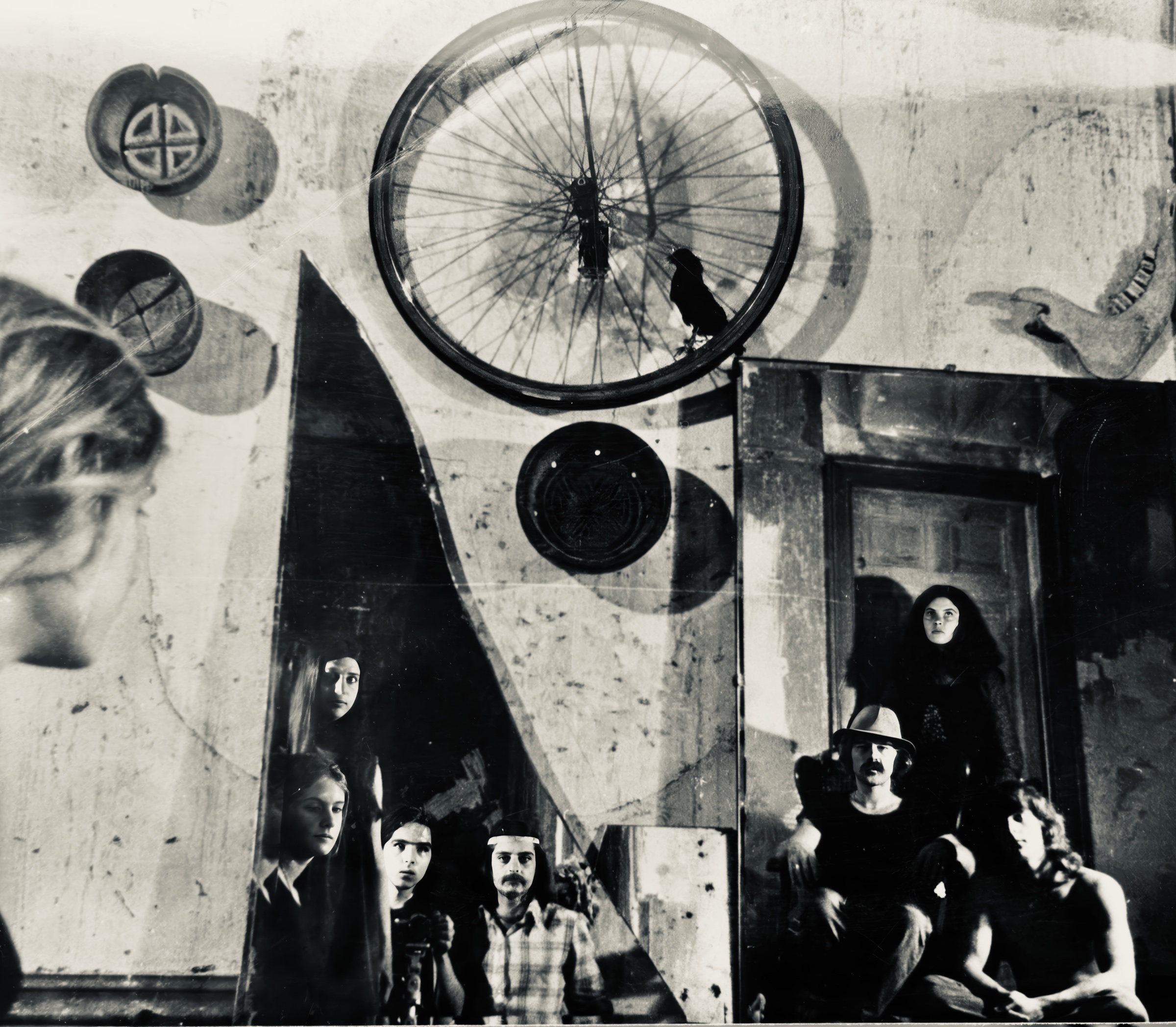 Photographie officielle du groupe PARA dans une installation artistique