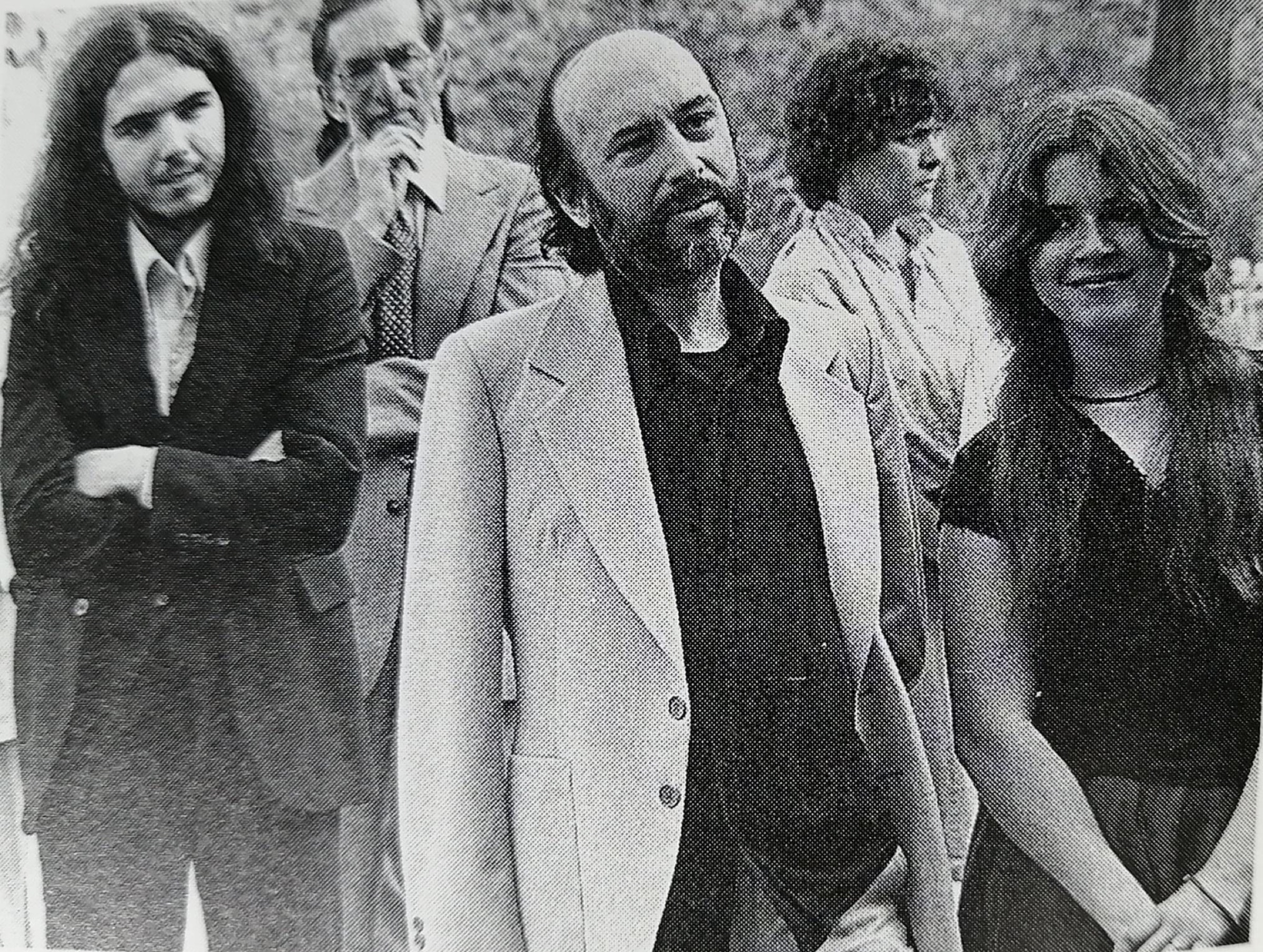 Laurent Bonet parmi des artistes lors d'un rassemblement